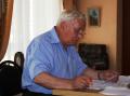 Преподаватель Летнего университета Владимир Тимин проверяет работы учеников